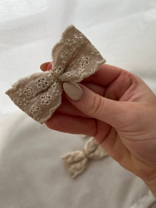 Broderie Scallop Hair Bow