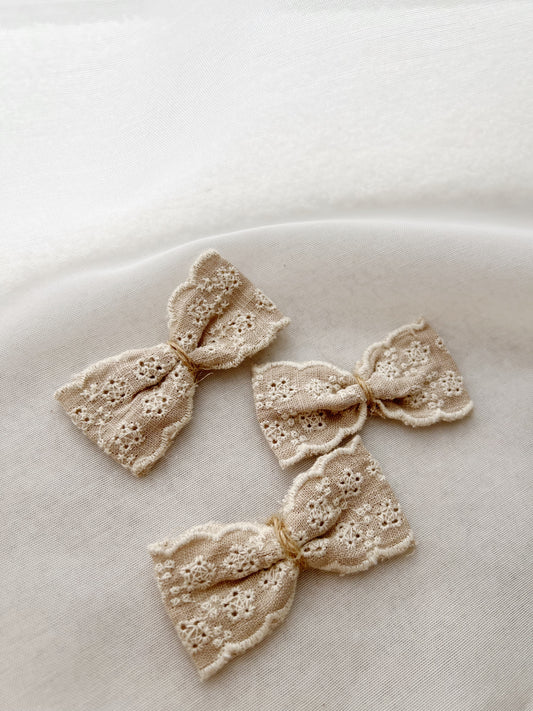 Broderie Scallop Hair Bow